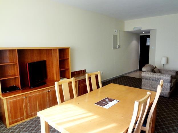 Готель Emirates Plaza 2*