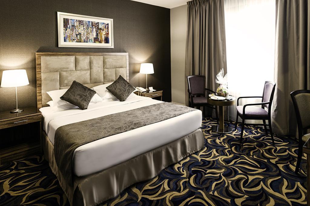 Отель Emirates Plaza 2*